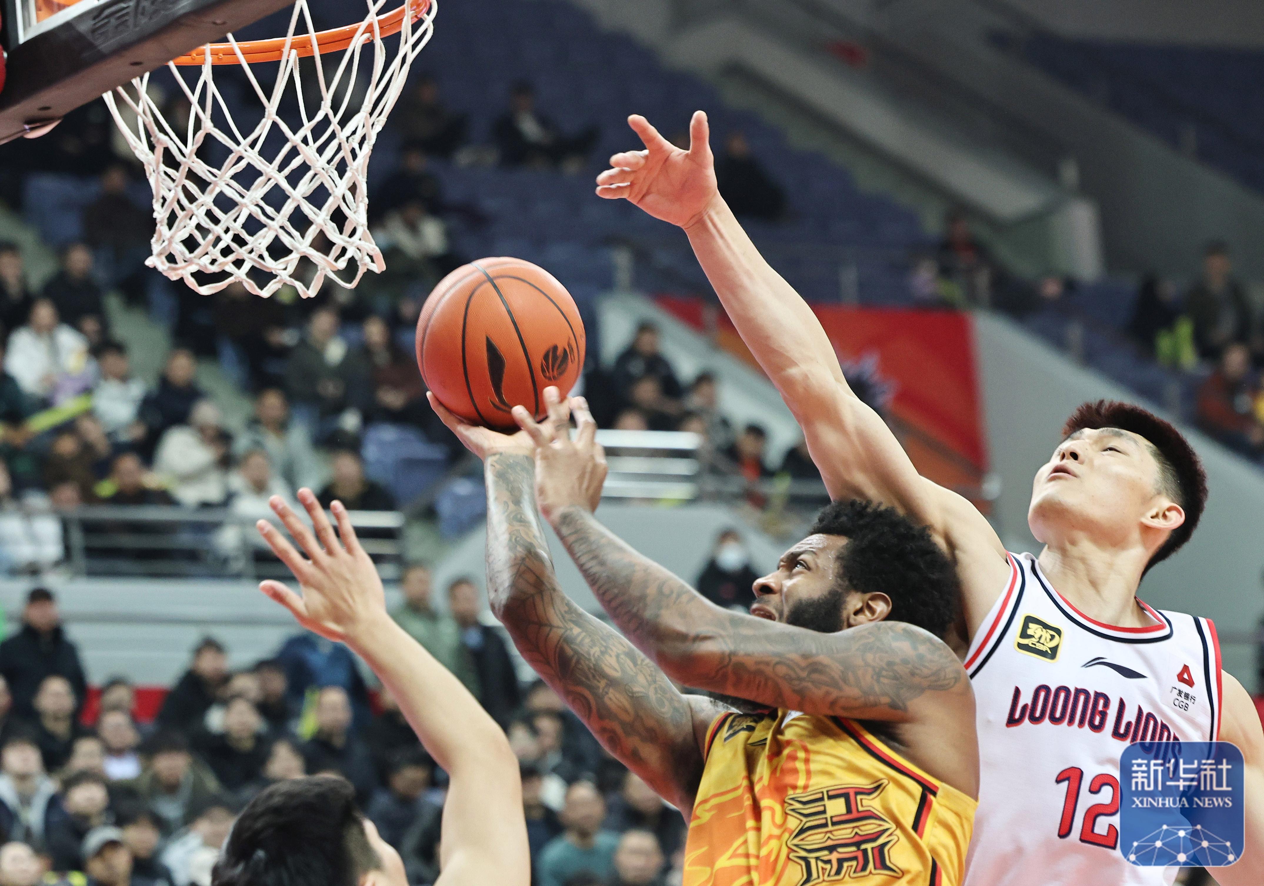 燃情对决引发阵阵掌声，球场上的激情汹涌澎湃的简单介绍