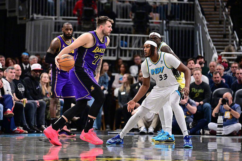 湖人双枪再现！詹姆斯戴维斯携手压哨绝杀(詹姆斯和戴维斯伤势最新情况)